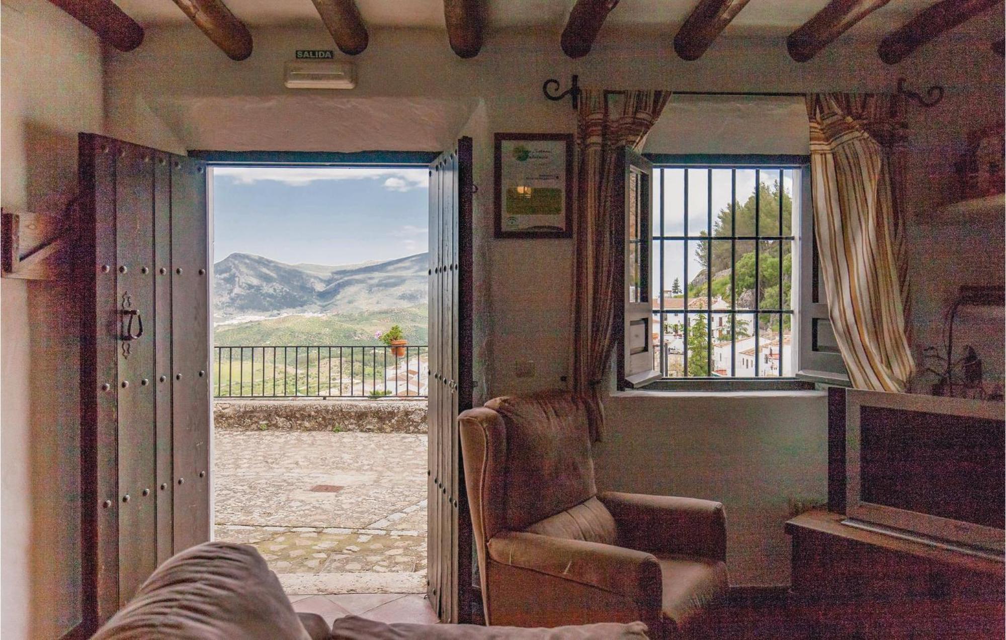 Cozy Home In Zahara De La Sierra With Kitchen Екстер'єр фото
